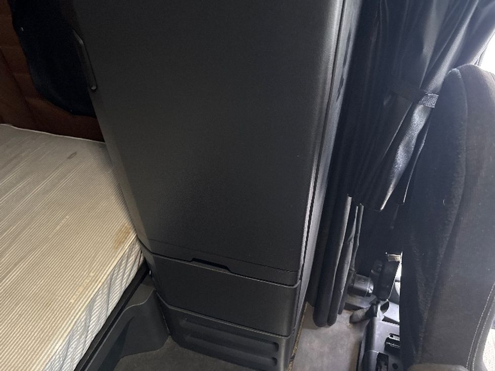 Sleeper Tractor-Heavy Duty Tractors-Freightliner-2020-T12664ST-Huntington-WV-510,383\n\t\tmiles-$ 58,000 - Image 16