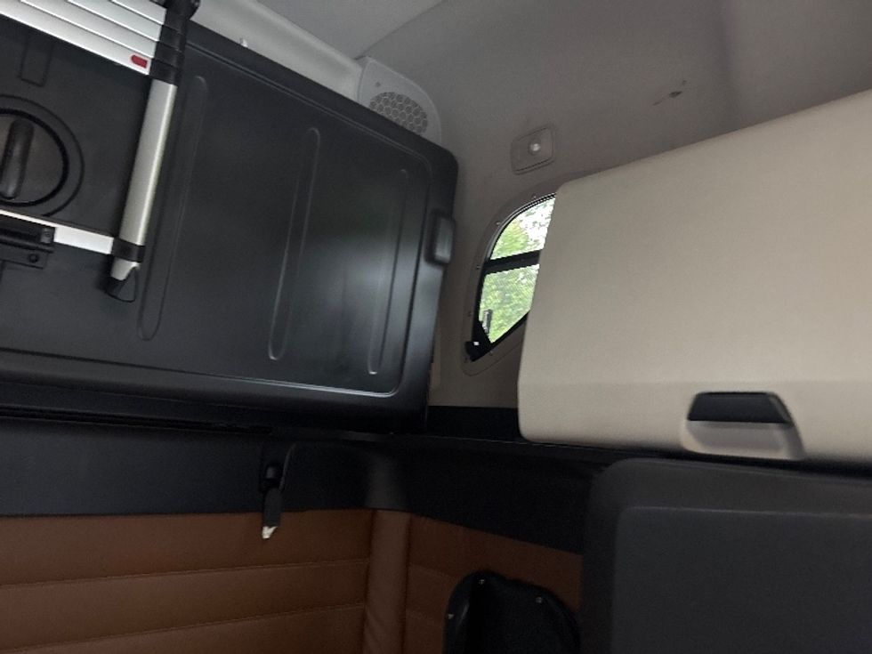 Sleeper Tractor-Heavy Duty Tractors-Freightliner-2020-T12664ST-Huntington-WV-510,383\n\t\tmiles-$ 58,000 - Image 17