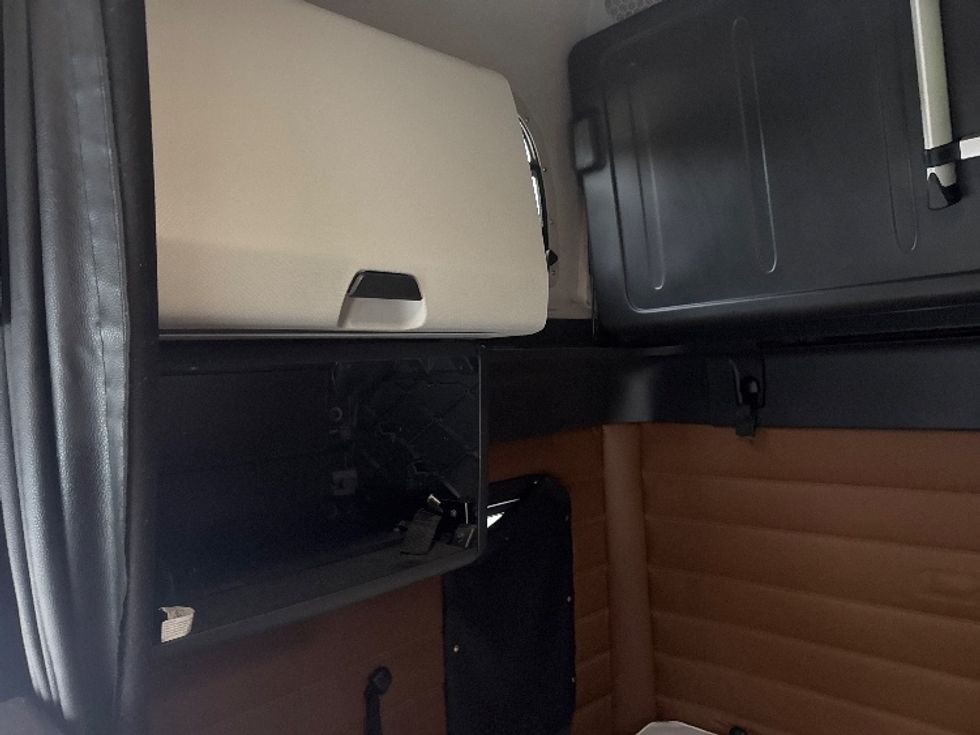 Sleeper Tractor-Heavy Duty Tractors-Freightliner-2020-T12664ST-Huntington-WV-510,383\n\t\tmiles-$ 58,000 - Image 18