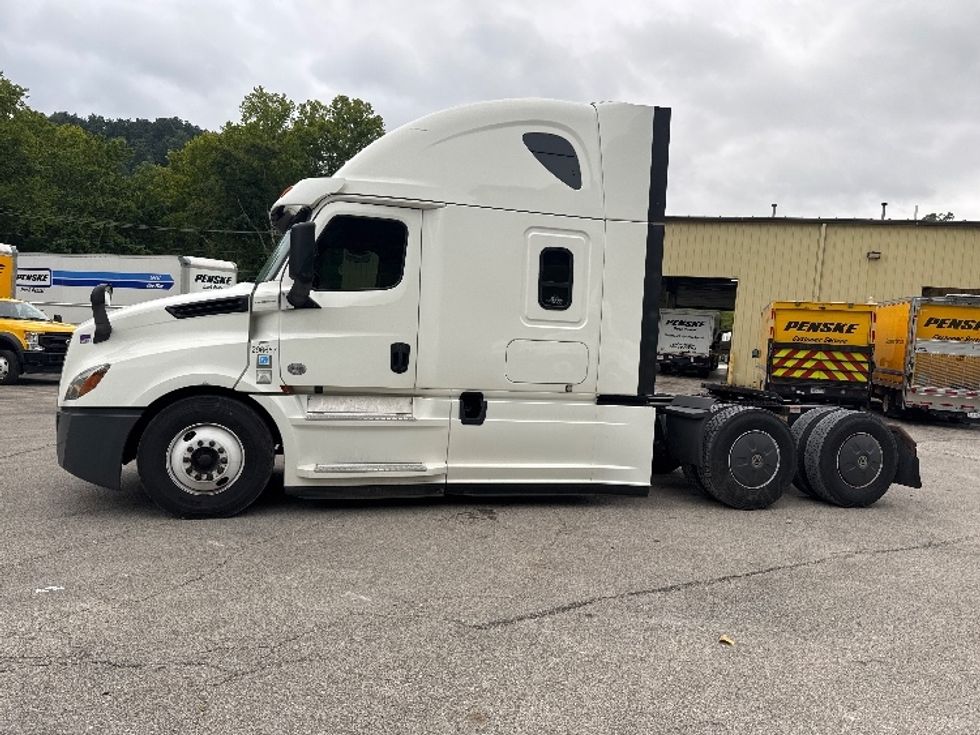 Sleeper Tractor-Heavy Duty Tractors-Freightliner-2020-T12664ST-Huntington-WV-510,383\n\t\tmiles-$ 58,000 - Image 4