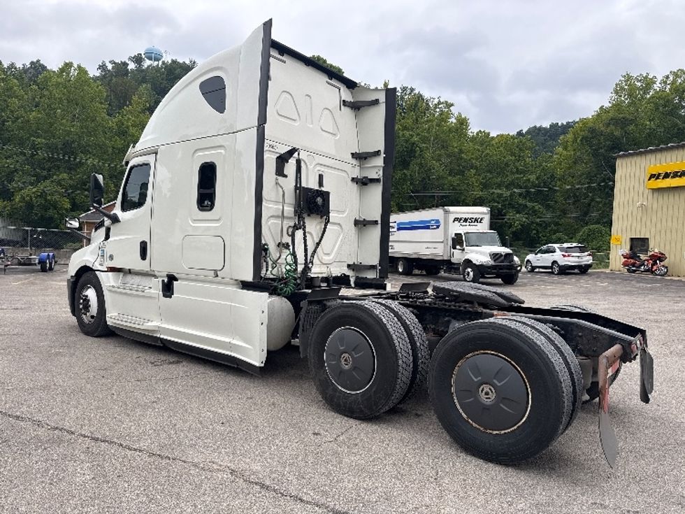 Sleeper Tractor-Heavy Duty Tractors-Freightliner-2020-T12664ST-Huntington-WV-510,383\n\t\tmiles-$ 58,000 - Image 5