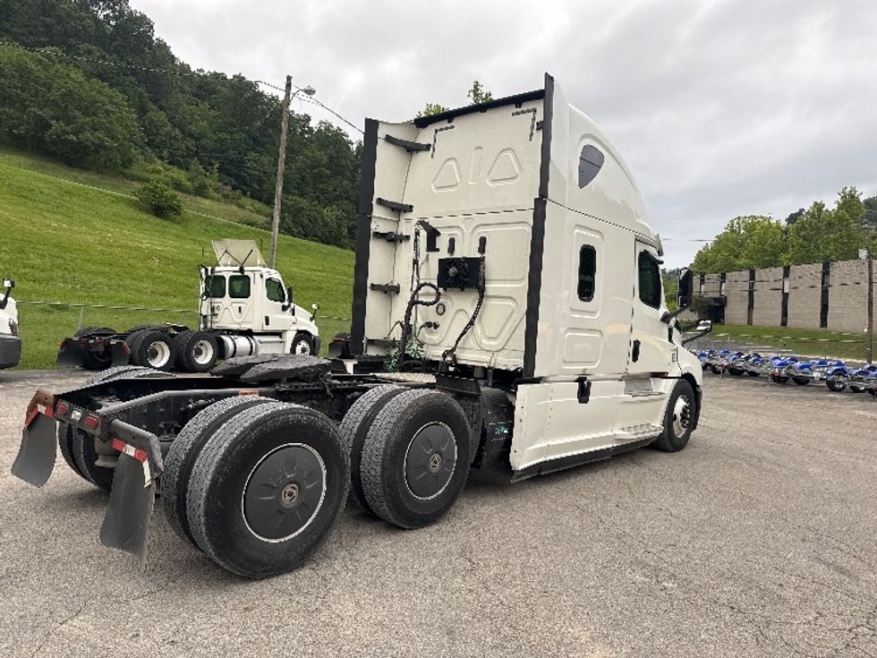 Sleeper Tractor-Heavy Duty Tractors-Freightliner-2020-T12664ST-Huntington-WV-510,383\n\t\tmiles-$ 58,000 - Image 7