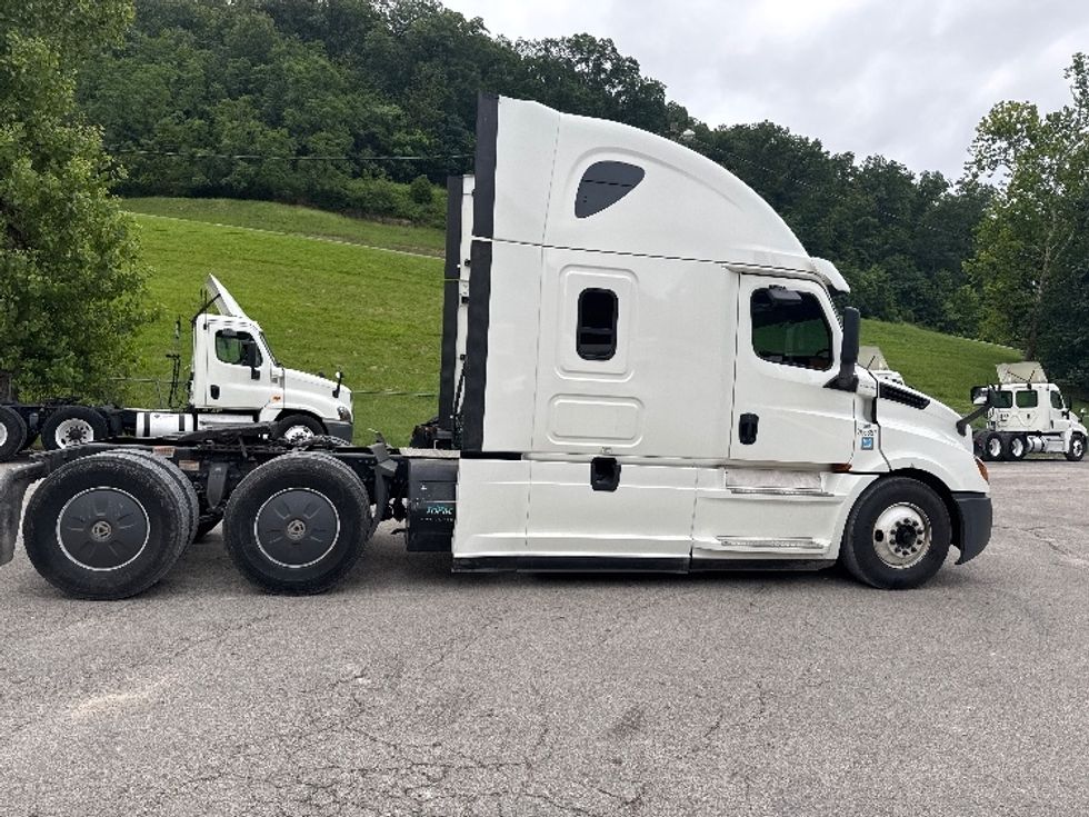 Sleeper Tractor-Heavy Duty Tractors-Freightliner-2020-T12664ST-Huntington-WV-510,383\n\t\tmiles-$ 58,000 - Image 8