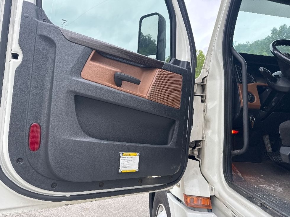 Sleeper Tractor-Heavy Duty Tractors-Freightliner-2020-T12664ST-Huntington-WV-510,383\n\t\tmiles-$ 58,000 - Image 9