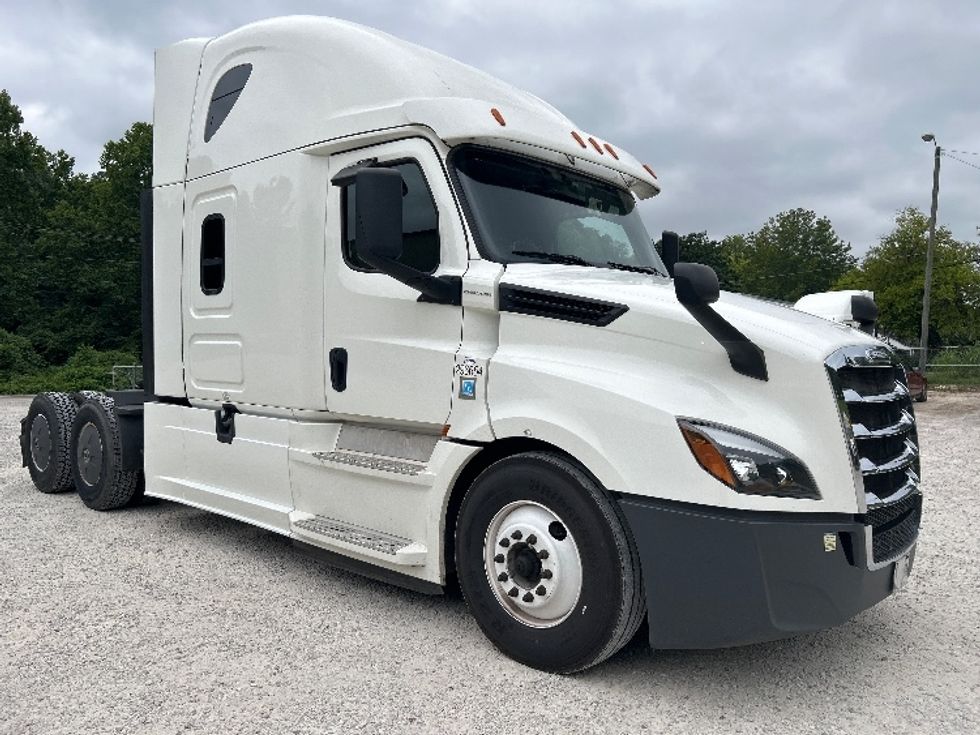 Sleeper Tractor-Heavy Duty Tractors-Freightliner-2020-T12664ST-Huntington-WV-533,797\n\t\tmiles-$ 57,000 - Image 1