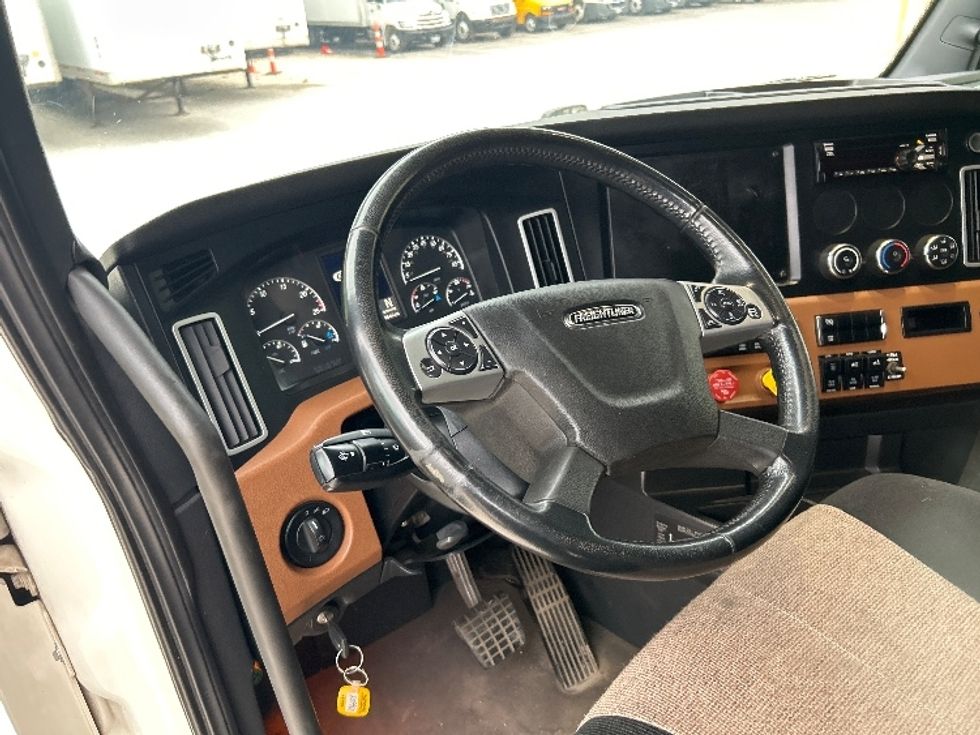 Sleeper Tractor-Heavy Duty Tractors-Freightliner-2020-T12664ST-Huntington-WV-533,797\n\t\tmiles-$ 57,000 - Image 10