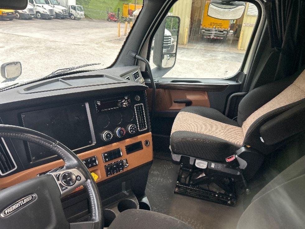 Sleeper Tractor-Heavy Duty Tractors-Freightliner-2020-T12664ST-Huntington-WV-533,797\n\t\tmiles-$ 57,000 - Image 12
