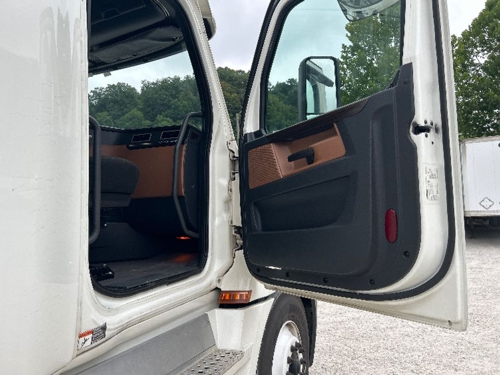 Sleeper Tractor-Heavy Duty Tractors-Freightliner-2020-T12664ST-Huntington-WV-533,797\n\t\tmiles-$ 57,000 - Image 13