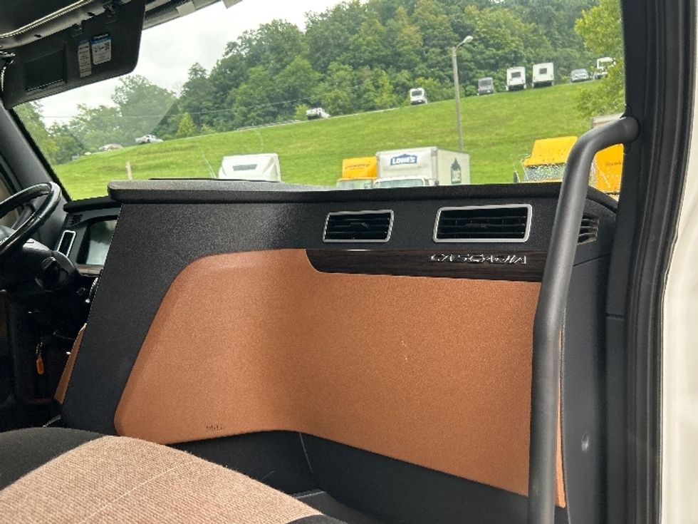 Sleeper Tractor-Heavy Duty Tractors-Freightliner-2020-T12664ST-Huntington-WV-533,797\n\t\tmiles-$ 57,000 - Image 14