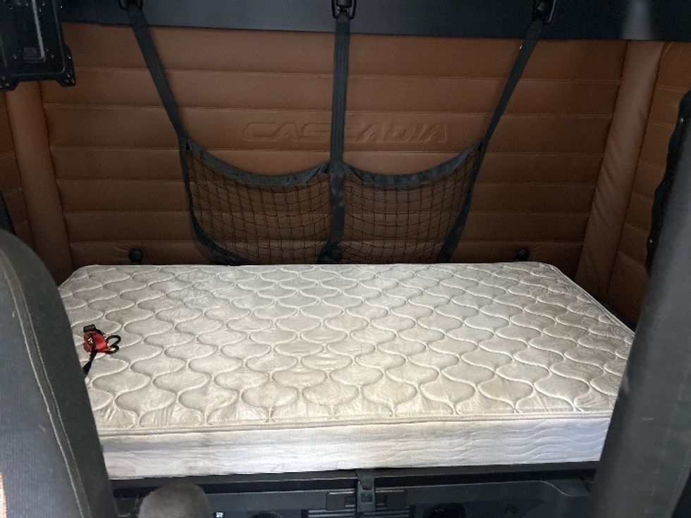 Sleeper Tractor-Heavy Duty Tractors-Freightliner-2020-T12664ST-Huntington-WV-533,797\n\t\tmiles-$ 57,000 - Image 16