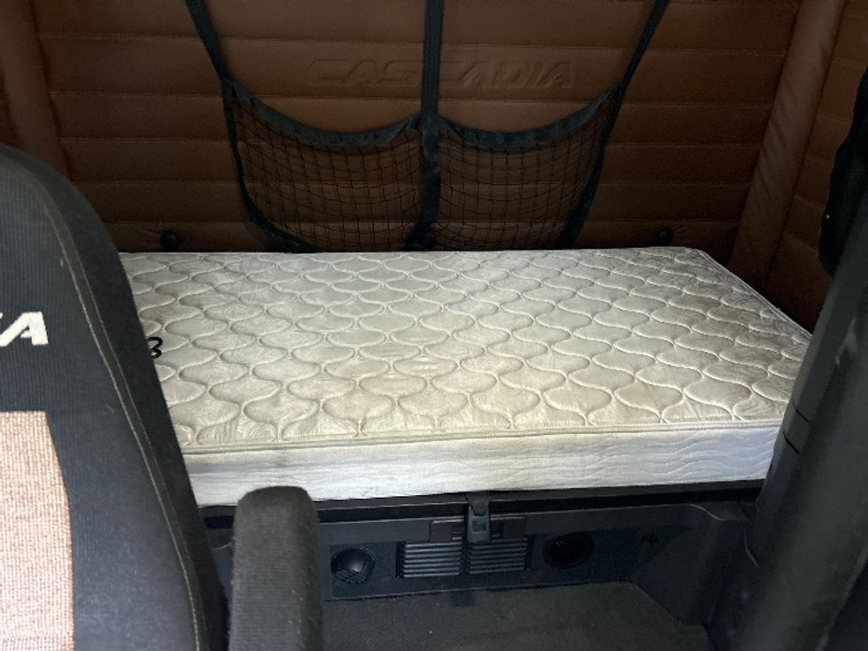 Sleeper Tractor-Heavy Duty Tractors-Freightliner-2020-T12664ST-Huntington-WV-533,797\n\t\tmiles-$ 57,000 - Image 17