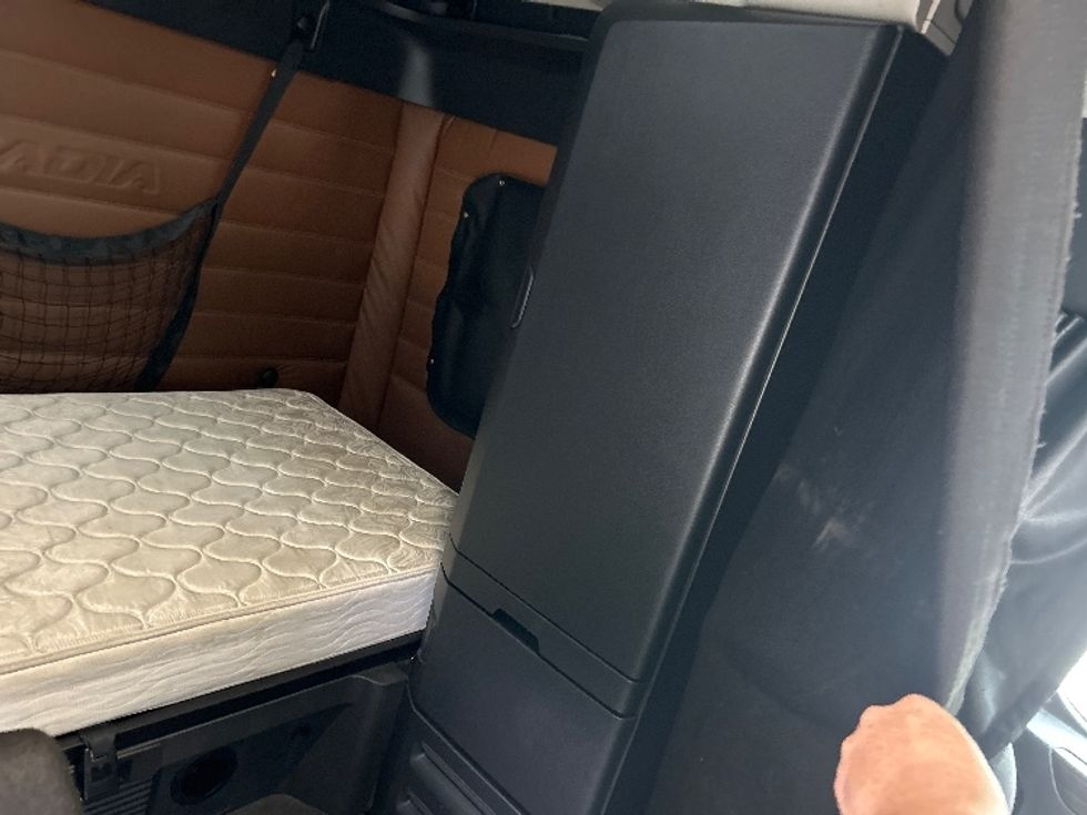 Sleeper Tractor-Heavy Duty Tractors-Freightliner-2020-T12664ST-Huntington-WV-533,797\n\t\tmiles-$ 57,000 - Image 18