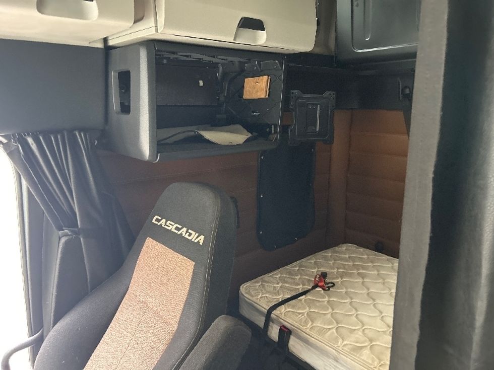 Sleeper Tractor-Heavy Duty Tractors-Freightliner-2020-T12664ST-Huntington-WV-533,797\n\t\tmiles-$ 57,000 - Image 19