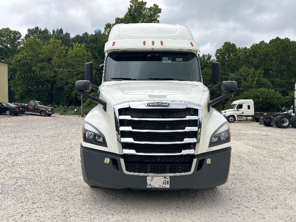 Sleeper Tractor-Heavy Duty Tractors-Freightliner-2020-T12664ST-Huntington-WV-533,797\n\t\tmiles-$ 57,000 - Image 2