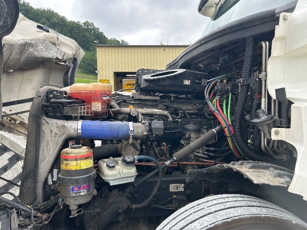 Sleeper Tractor-Heavy Duty Tractors-Freightliner-2020-T12664ST-Huntington-WV-533,797\n\t\tmiles-$ 57,000 - Image 21