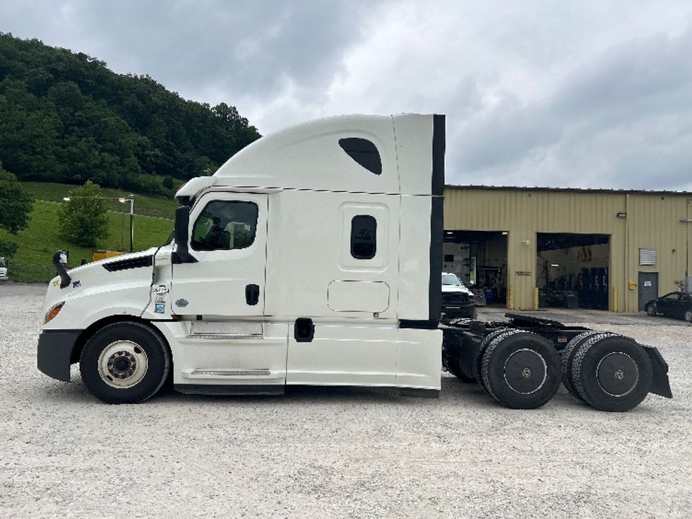Sleeper Tractor-Heavy Duty Tractors-Freightliner-2020-T12664ST-Huntington-WV-533,797\n\t\tmiles-$ 57,000 - Image 4