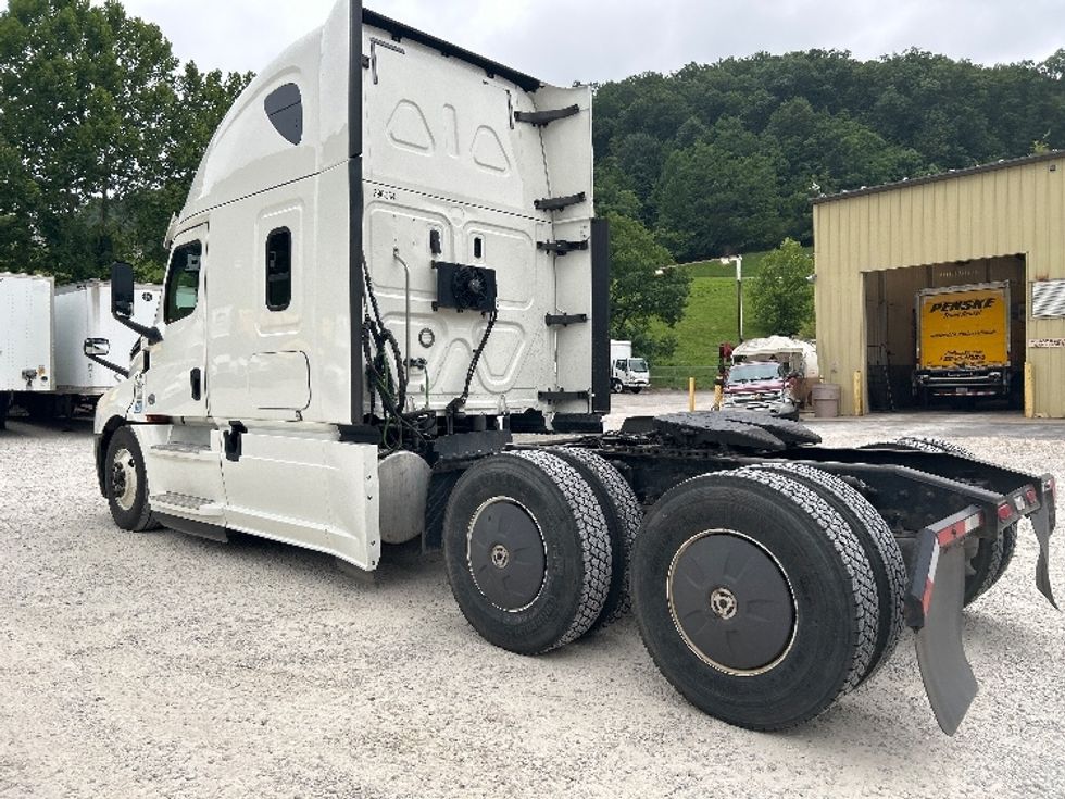 Sleeper Tractor-Heavy Duty Tractors-Freightliner-2020-T12664ST-Huntington-WV-533,797\n\t\tmiles-$ 57,000 - Image 5