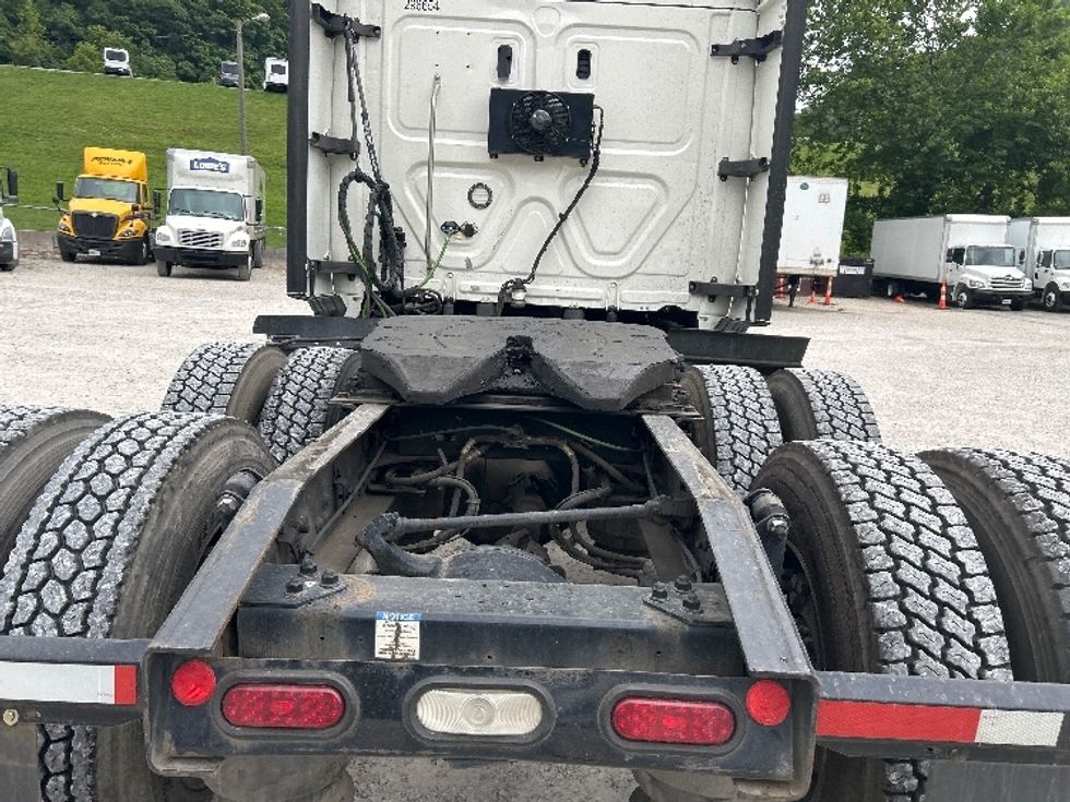 Sleeper Tractor-Heavy Duty Tractors-Freightliner-2020-T12664ST-Huntington-WV-533,797\n\t\tmiles-$ 57,000 - Image 6