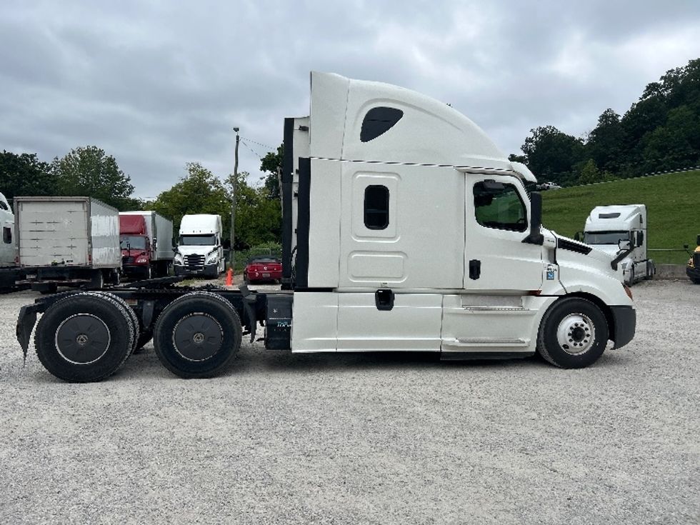 Sleeper Tractor-Heavy Duty Tractors-Freightliner-2020-T12664ST-Huntington-WV-533,797\n\t\tmiles-$ 57,000 - Image 8