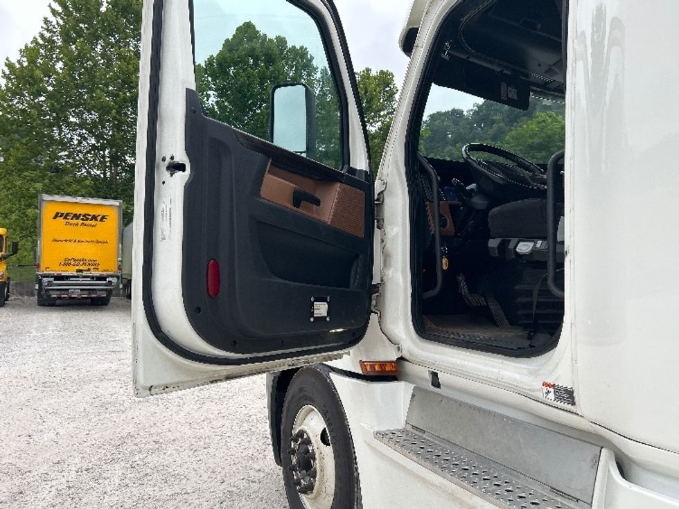 Sleeper Tractor-Heavy Duty Tractors-Freightliner-2020-T12664ST-Huntington-WV-533,797\n\t\tmiles-$ 57,000 - Image 9