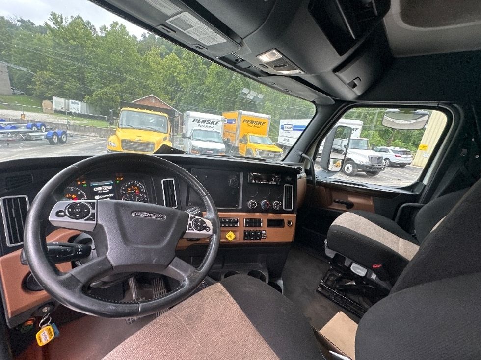 Sleeper Tractor-Heavy Duty Tractors-Freightliner-2020-T12664ST-Huntington-WV-538,037\n\t\tmiles-$ 56,750 - Image 10