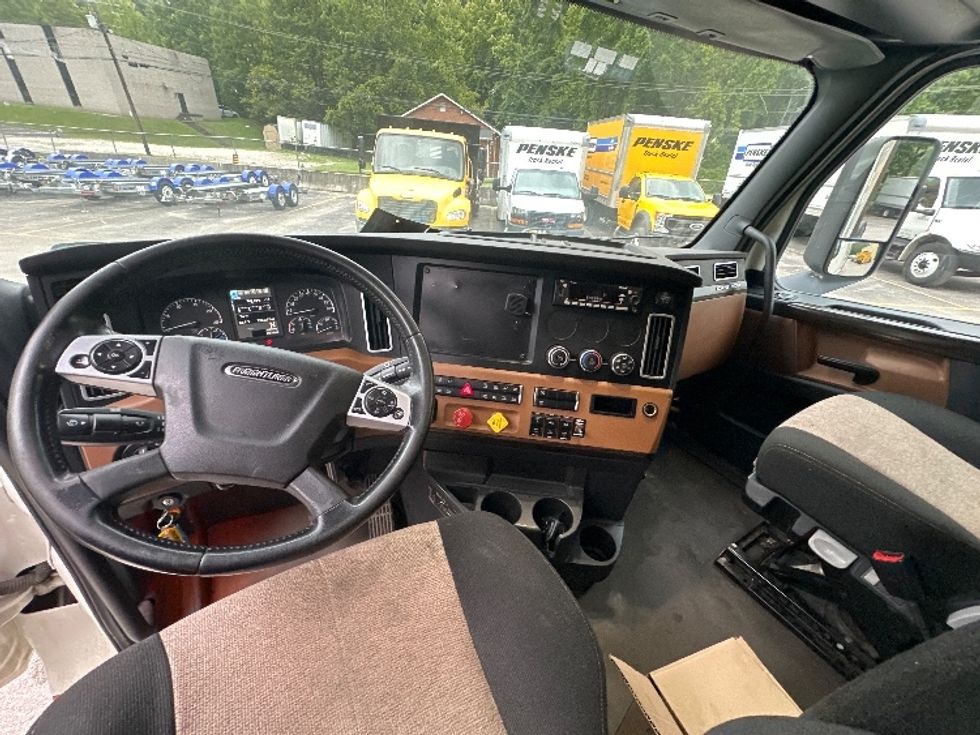 Sleeper Tractor-Heavy Duty Tractors-Freightliner-2020-T12664ST-Huntington-WV-538,037\n\t\tmiles-$ 56,750 - Image 11