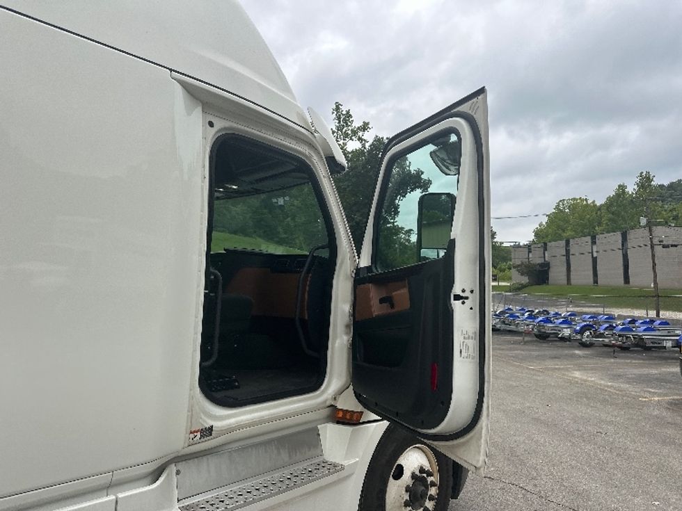 Sleeper Tractor-Heavy Duty Tractors-Freightliner-2020-T12664ST-Huntington-WV-538,037\n\t\tmiles-$ 56,750 - Image 13