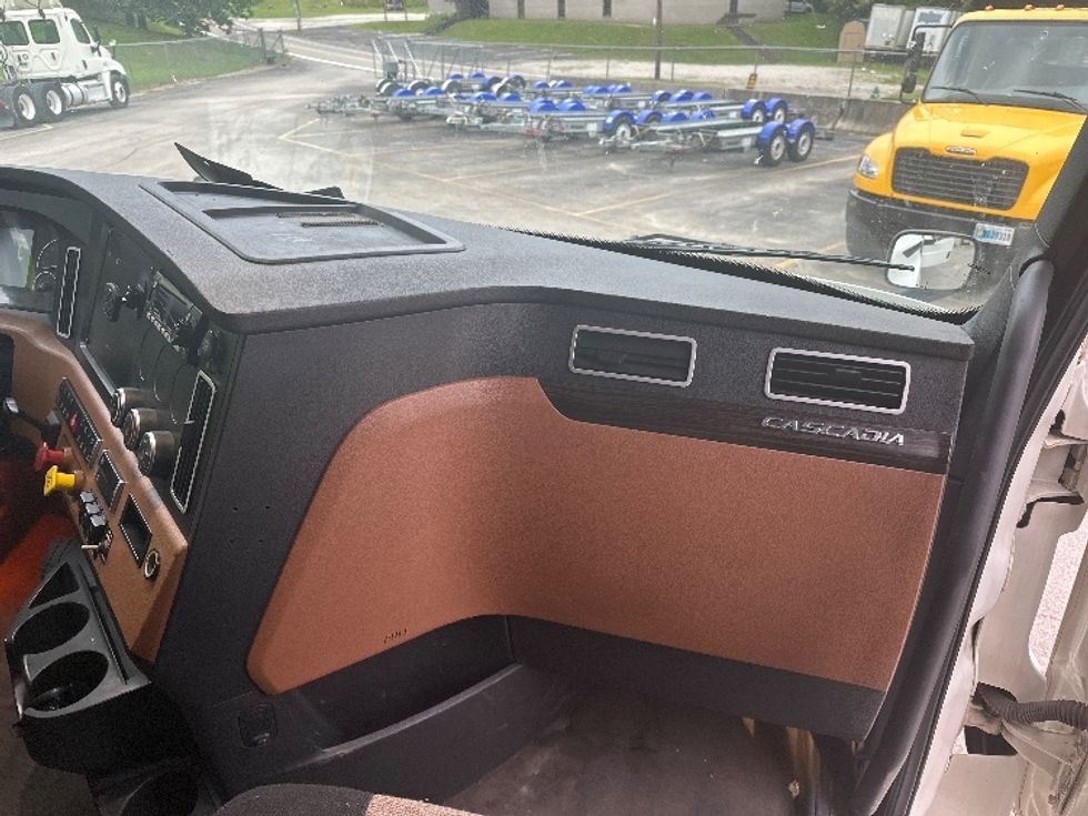 Sleeper Tractor-Heavy Duty Tractors-Freightliner-2020-T12664ST-Huntington-WV-538,037\n\t\tmiles-$ 56,750 - Image 14