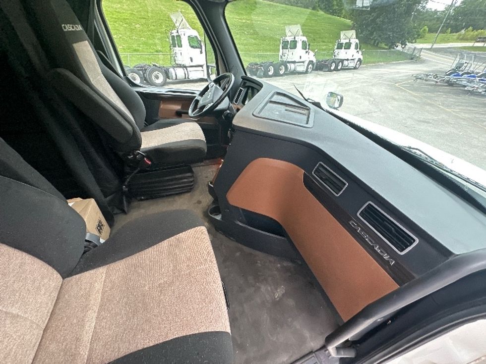 Sleeper Tractor-Heavy Duty Tractors-Freightliner-2020-T12664ST-Huntington-WV-538,037\n\t\tmiles-$ 56,750 - Image 15