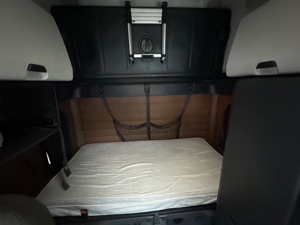 Sleeper Tractor-Heavy Duty Tractors-Freightliner-2020-T12664ST-Huntington-WV-538,037\n\t\tmiles-$ 56,750 - Image 16