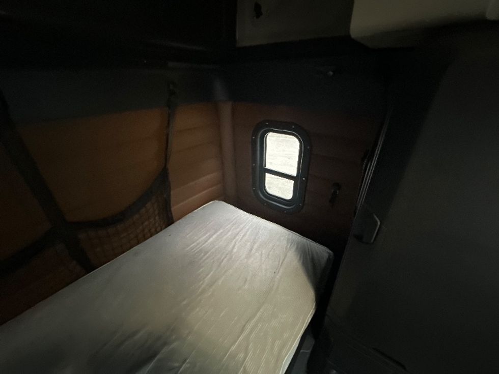 Sleeper Tractor-Heavy Duty Tractors-Freightliner-2020-T12664ST-Huntington-WV-538,037\n\t\tmiles-$ 56,750 - Image 19