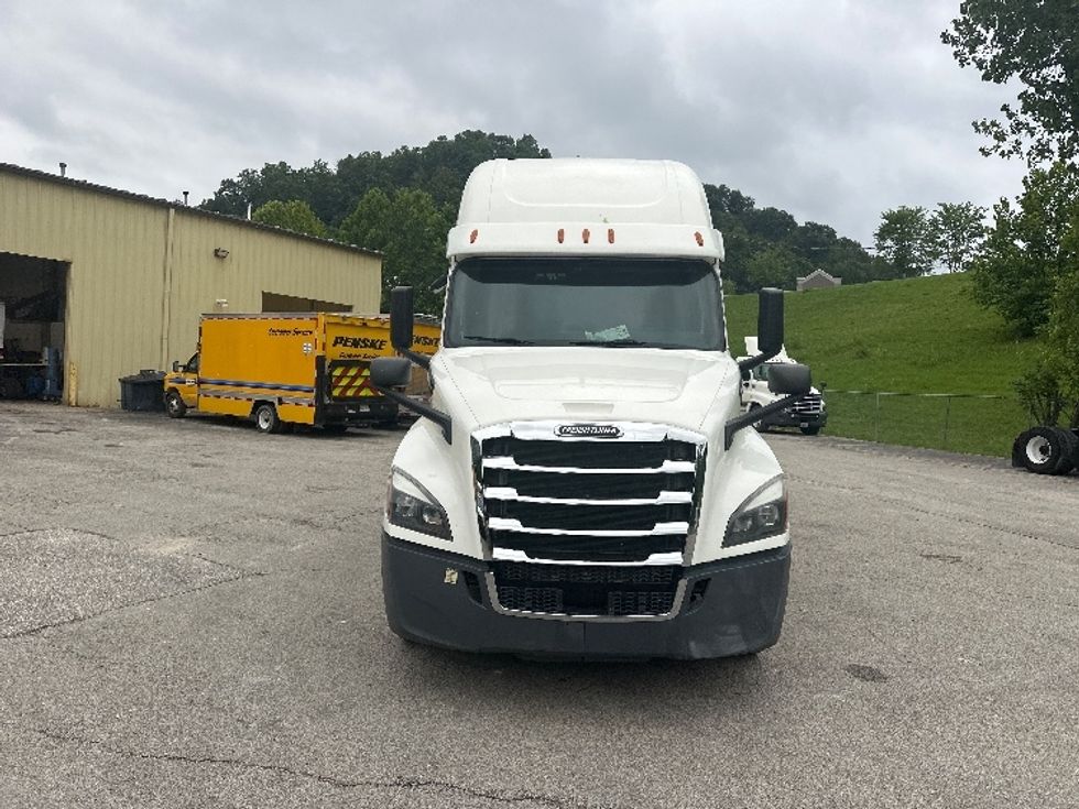 Sleeper Tractor-Heavy Duty Tractors-Freightliner-2020-T12664ST-Huntington-WV-538,037\n\t\tmiles-$ 56,750 - Image 2