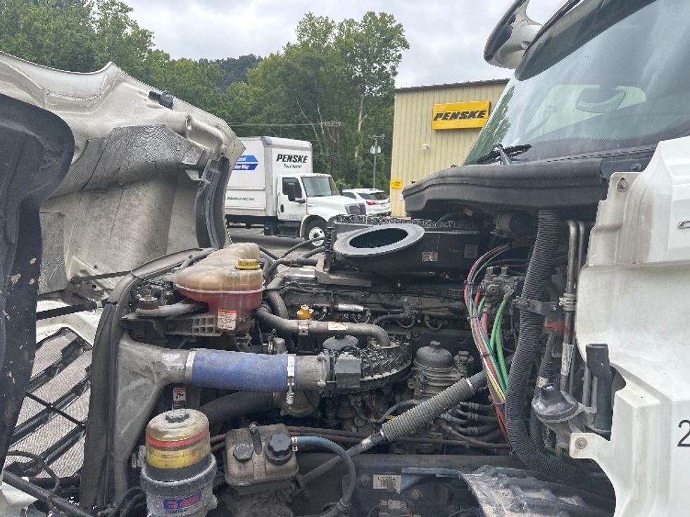 Sleeper Tractor-Heavy Duty Tractors-Freightliner-2020-T12664ST-Huntington-WV-538,037\n\t\tmiles-$ 56,750 - Image 21