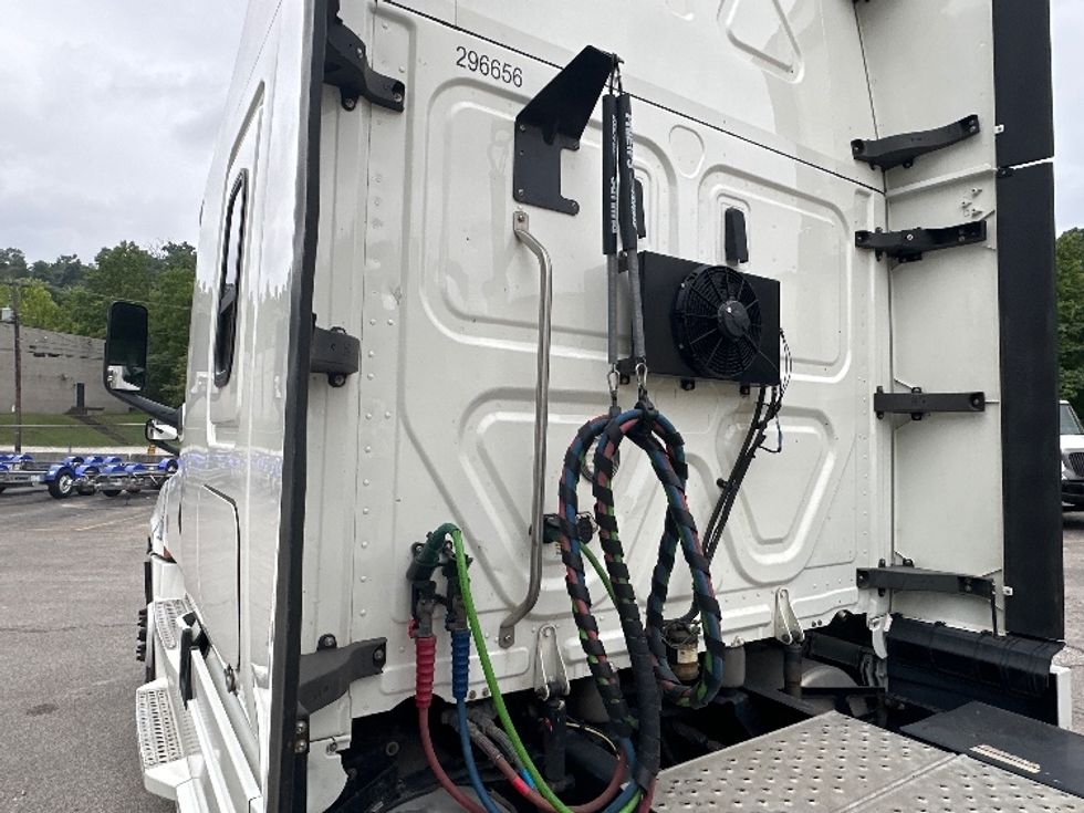 Sleeper Tractor-Heavy Duty Tractors-Freightliner-2020-T12664ST-Huntington-WV-538,037\n\t\tmiles-$ 56,750 - Image 22