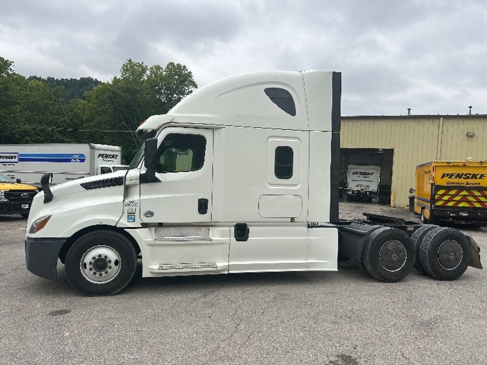 Sleeper Tractor-Heavy Duty Tractors-Freightliner-2020-T12664ST-Huntington-WV-538,037\n\t\tmiles-$ 56,750 - Image 4