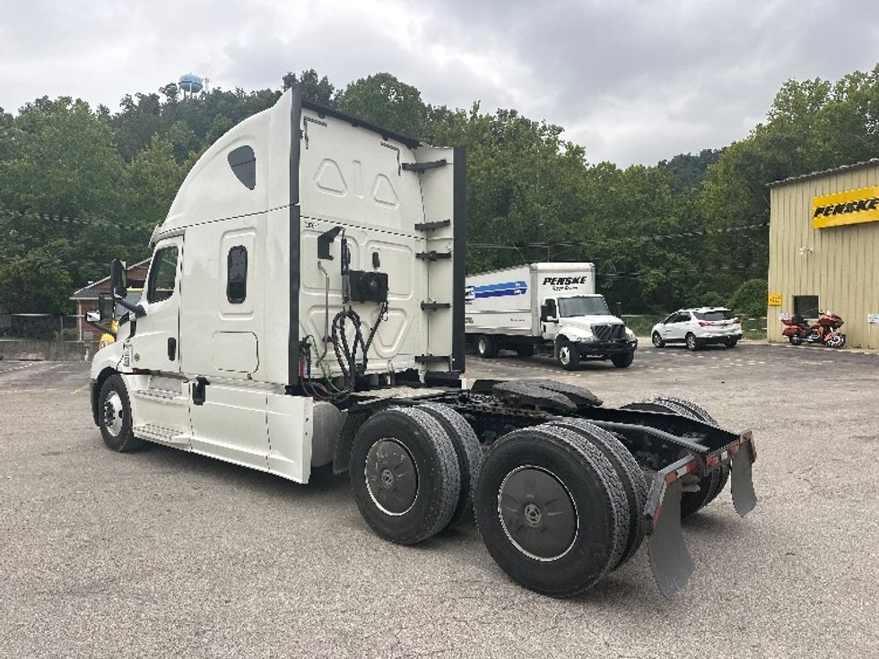 Sleeper Tractor-Heavy Duty Tractors-Freightliner-2020-T12664ST-Huntington-WV-538,037\n\t\tmiles-$ 56,750 - Image 5