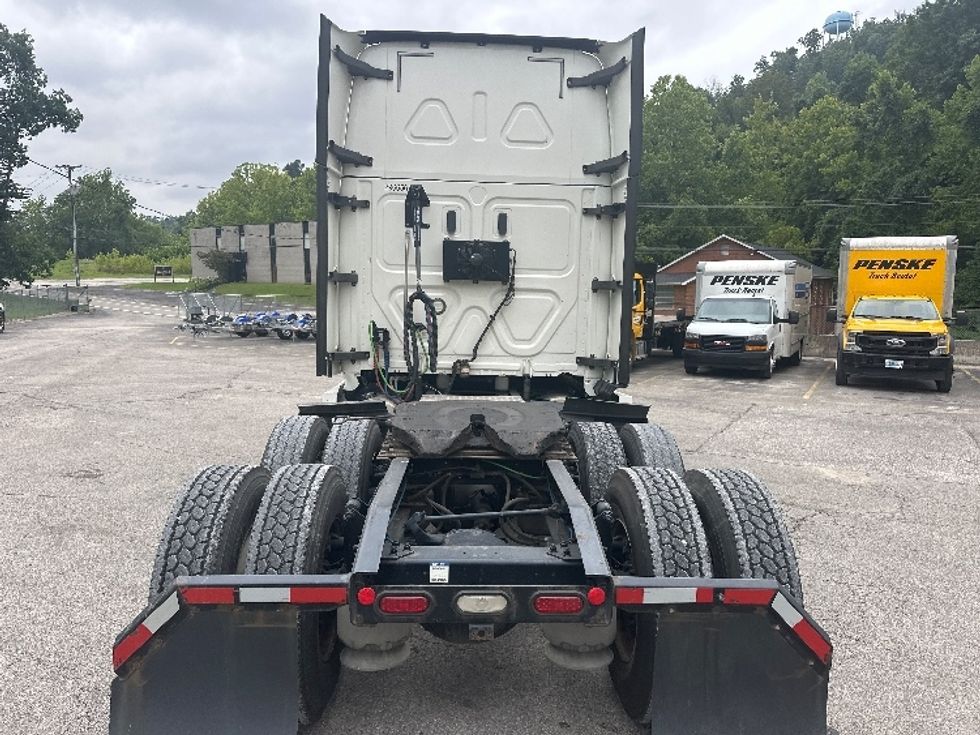 Sleeper Tractor-Heavy Duty Tractors-Freightliner-2020-T12664ST-Huntington-WV-538,037\n\t\tmiles-$ 56,750 - Image 6