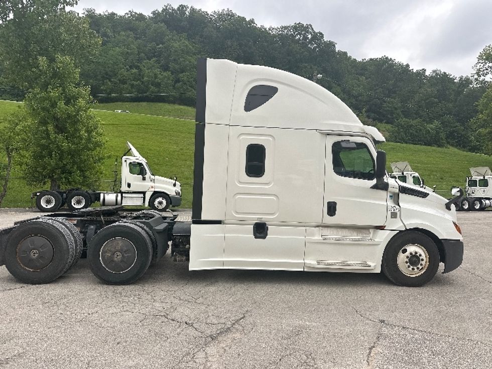 Sleeper Tractor-Heavy Duty Tractors-Freightliner-2020-T12664ST-Huntington-WV-538,037\n\t\tmiles-$ 56,750 - Image 8