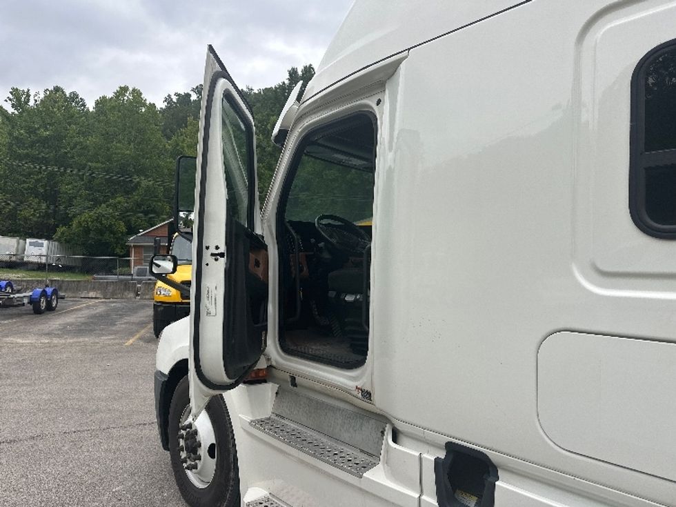 Sleeper Tractor-Heavy Duty Tractors-Freightliner-2020-T12664ST-Huntington-WV-538,037\n\t\tmiles-$ 56,750 - Image 9