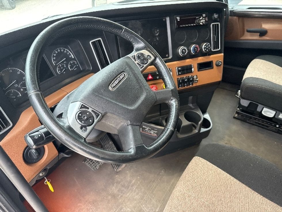 Sleeper Tractor-Heavy Duty Tractors-Freightliner-2020-T12664ST-Huntington-WV-563,314\n\t\tmiles-$ 54,250 - Image 10