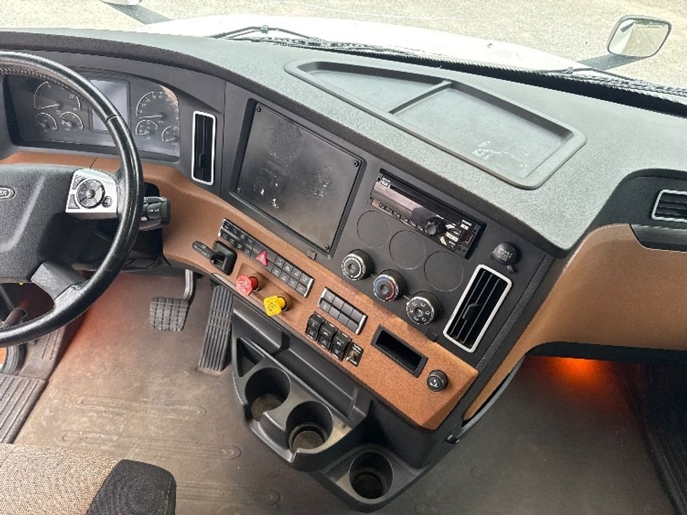 Sleeper Tractor-Heavy Duty Tractors-Freightliner-2020-T12664ST-Huntington-WV-563,314\n\t\tmiles-$ 54,250 - Image 11
