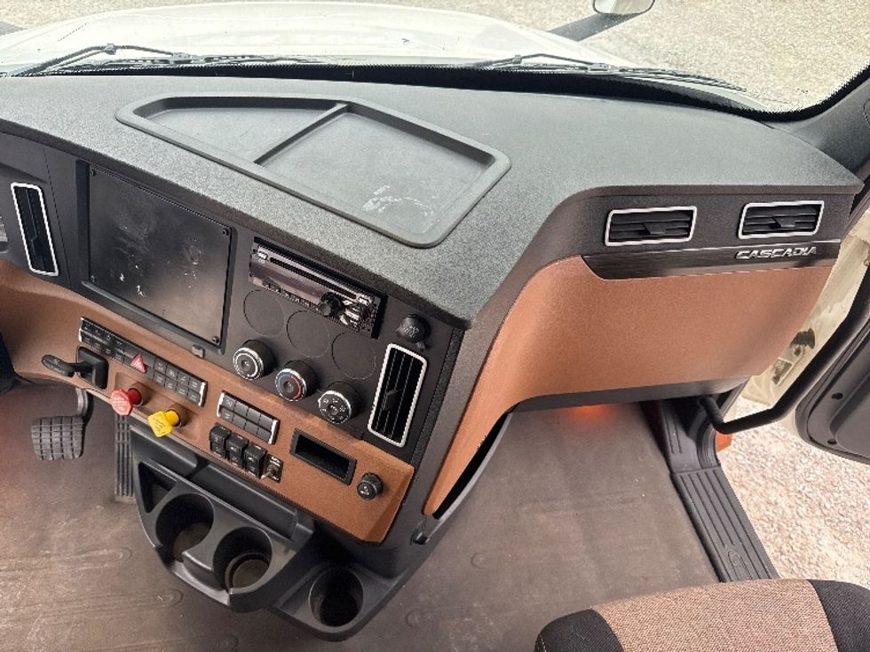 Sleeper Tractor-Heavy Duty Tractors-Freightliner-2020-T12664ST-Huntington-WV-563,314\n\t\tmiles-$ 54,250 - Image 12