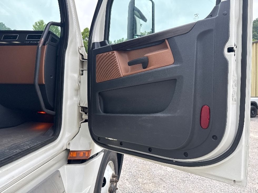 Sleeper Tractor-Heavy Duty Tractors-Freightliner-2020-T12664ST-Huntington-WV-563,314\n\t\tmiles-$ 54,250 - Image 13