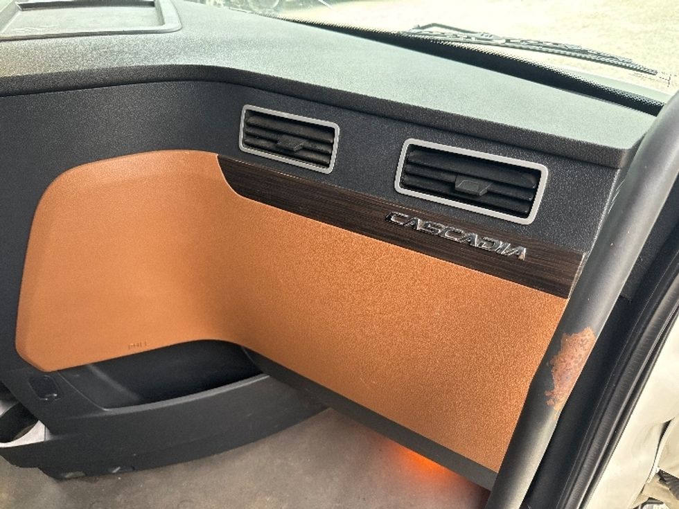 Sleeper Tractor-Heavy Duty Tractors-Freightliner-2020-T12664ST-Huntington-WV-563,314\n\t\tmiles-$ 54,250 - Image 14