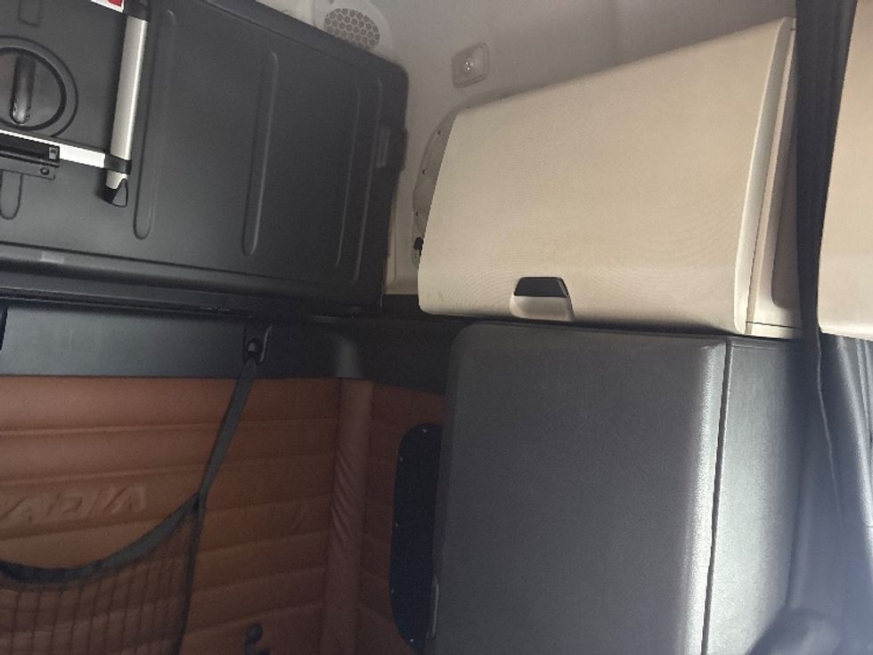 Sleeper Tractor-Heavy Duty Tractors-Freightliner-2020-T12664ST-Huntington-WV-563,314\n\t\tmiles-$ 54,250 - Image 19