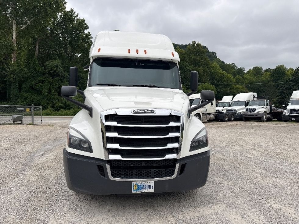 Sleeper Tractor-Heavy Duty Tractors-Freightliner-2020-T12664ST-Huntington-WV-563,314\n\t\tmiles-$ 54,250 - Image 2