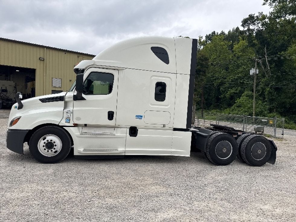 Sleeper Tractor-Heavy Duty Tractors-Freightliner-2020-T12664ST-Huntington-WV-563,314\n\t\tmiles-$ 54,250 - Image 4