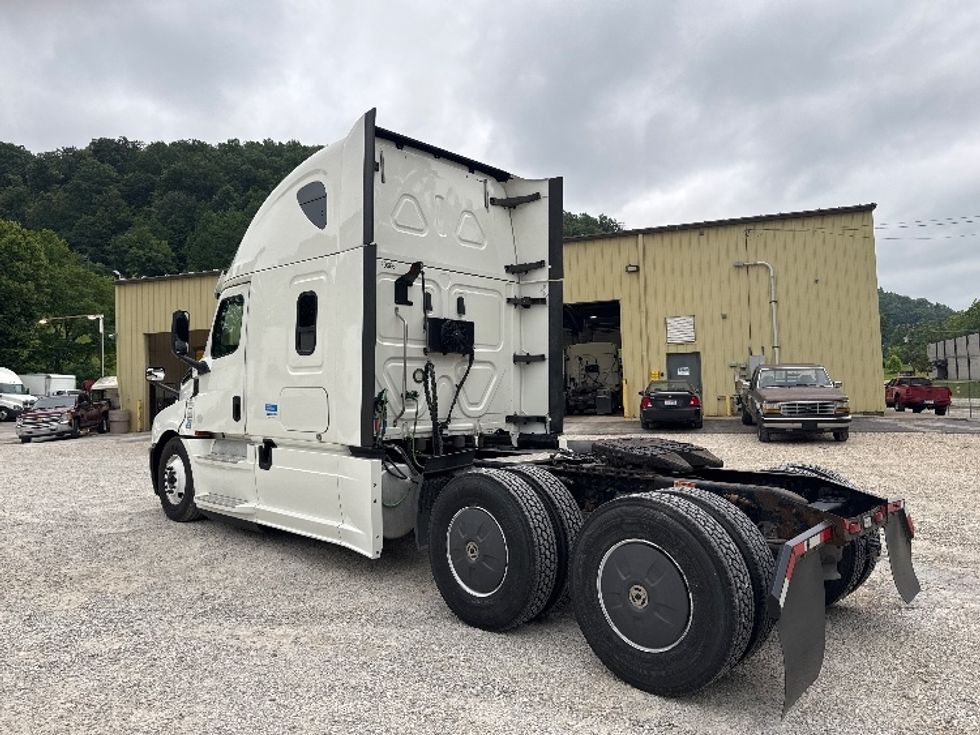 Sleeper Tractor-Heavy Duty Tractors-Freightliner-2020-T12664ST-Huntington-WV-563,314\n\t\tmiles-$ 54,250 - Image 5