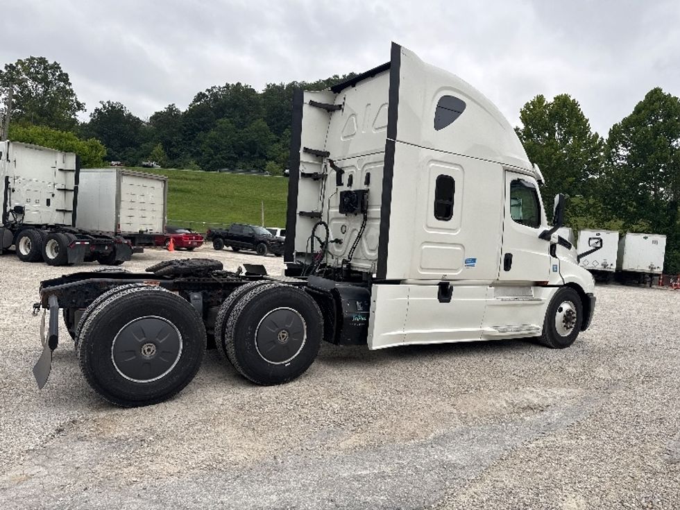 Sleeper Tractor-Heavy Duty Tractors-Freightliner-2020-T12664ST-Huntington-WV-563,314\n\t\tmiles-$ 54,250 - Image 7