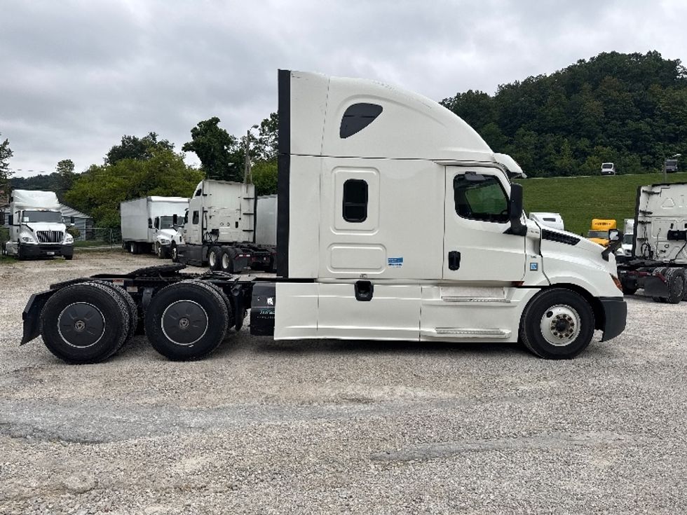 Sleeper Tractor-Heavy Duty Tractors-Freightliner-2020-T12664ST-Huntington-WV-563,314\n\t\tmiles-$ 54,250 - Image 8